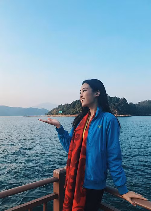 Trước đó, đại diện Việt Nam thuộc team Blue. Cô và các người đẹp đến từ Đông Nam Á đã chụp hình trong hành trình 5 ngày lên núi.