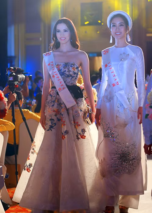 Đỗ Mỹ Linh tươi tắn bên người đẹp Philippines. Được biết, cả hai ở cùng phòng tại cuộc thi. Ảnh: BTC