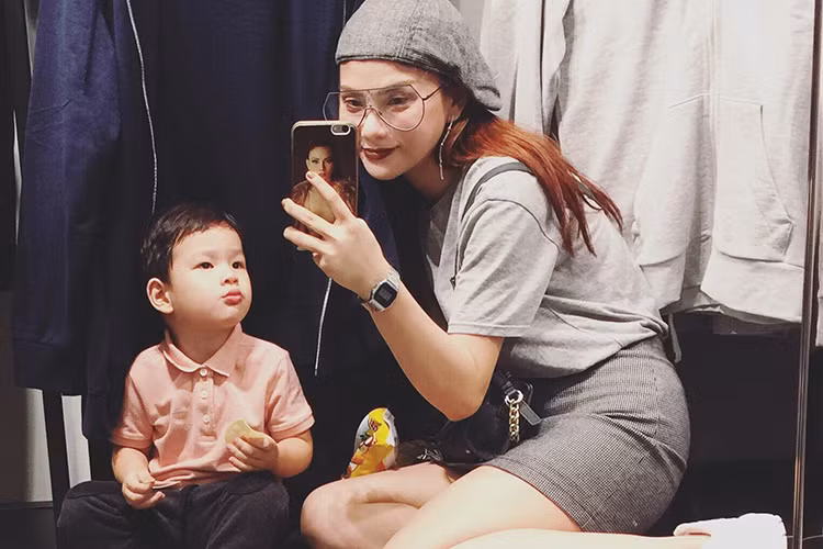 Theo lời Thu Thủy, con trai tự học tiếng Anh trên iPad và nói giọng chuẩn hơn mẹ. “Ngày càng phát huy nhé, con trai”, cô động viên con.