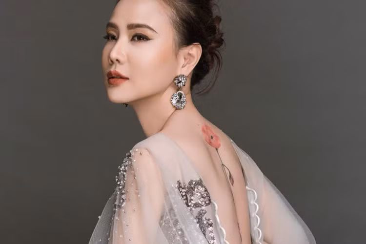 Ngoài từng phẫu thuật thẩm mỹ, cựu người mẫu còn xăm mình. Tuy nhiên, cuộc thi Hoa hậu Quý bà Hòa bình Thế giới cho phép thí sinh xăm mình, dao kéo. Ảnh: FBNV