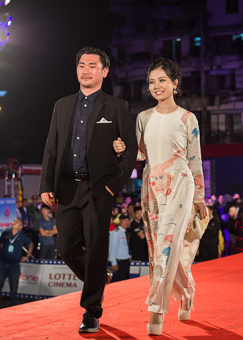 Vợ chồng diễn viên Khánh Hiền - đạo diễn James Ngô sánh bước bên nhau trên thảm đỏ của sự kiện.