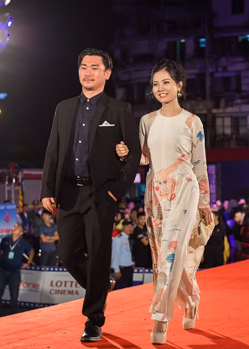 Vợ chồng diễn viên Khánh Hiền - đạo diễn James Ngô sánh bước bên nhau trên thảm đỏ của sự kiện.