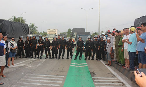 Công an đã bắt hai người được cho là gây rối tại Trạm thu phí BOT Cai Lậy (Ảnh: ĐÔNG HÀ)