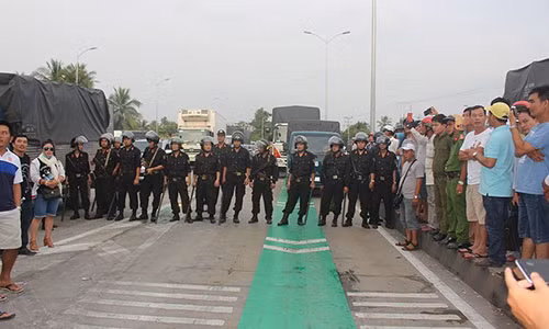 Công an đã bắt hai người được cho là gây rối tại Trạm thu phí BOT Cai Lậy (Ảnh: ĐÔNG HÀ)