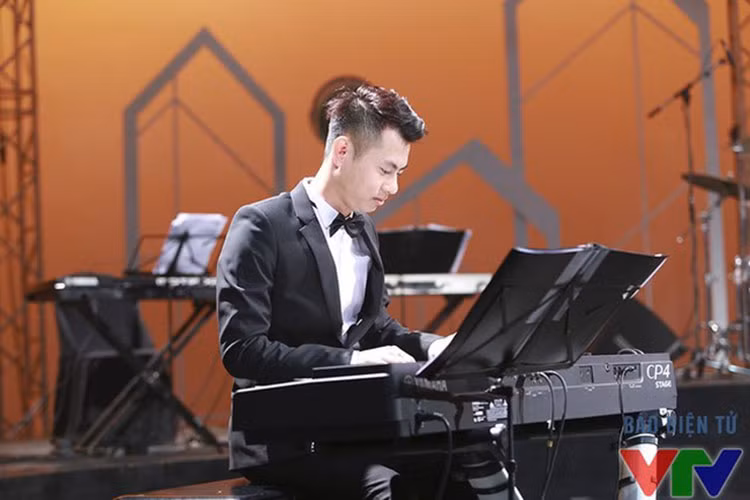 Dương Cầm từng tham gia các sân chơi âm nhạc và đoạt một số giải thưởng. Năm 2005, ca khúc “Mong anh về” của nam nhạc sĩ giành giải Bài hát Việt. Ảnh: VTV