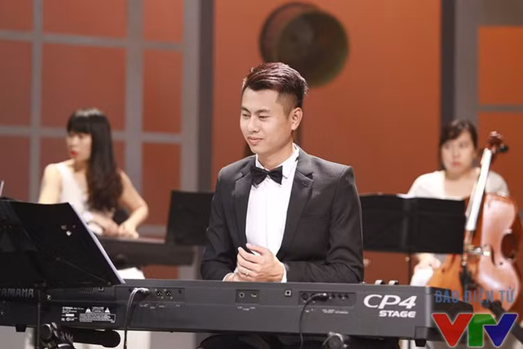 “Biển và ánh trăng” và “Trả lại cho em” của Dương Cầm từng lần lượt giành giải thưởng chương trình Làn sóng xanh 2007 và bài hát của tháng 10 trong Bài hát Việt 2011. Ảnh: VTV