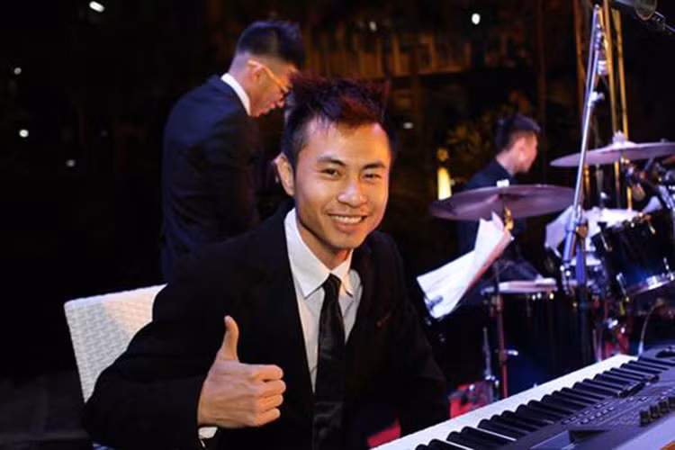 Tác giả “Mong anh về” được đánh giá là nghệ sĩ khá đa tài khi có thể sáng tác, hòa âm phối khí và biểu diễn. Ảnh: VTV