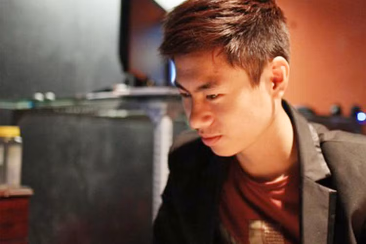 Ngoài dạy nhạc, nam nhạc sĩ sinh năm 1986 còn sáng tác, biên tập và sản xuất âm nhạc. Ảnh: Vietnamnet