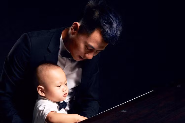 "Chỉ cần chơi với con thôi là mọi mệt mỏi trong cuộc sống của tôi dường như được xua tan hết", Dương Cầm chia sẻ trong cuộc phỏng vấn với Gia đình và trẻ em. Ảnh: FBNV