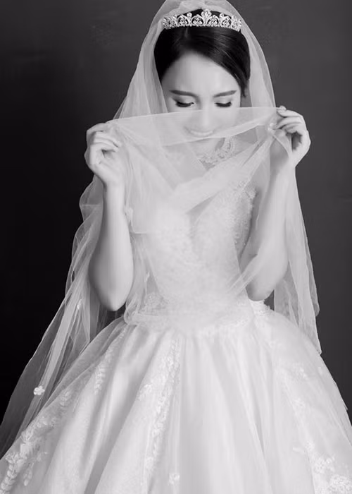 Ca sĩ Nhật Thủy bất ngờ thông báo cô sẽ lên xe hoa vào tháng 11 tới đây với bạn trai sau 2 năm hẹn hò.