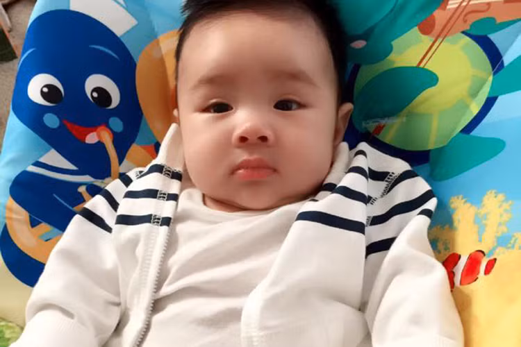 Vy Oanh chia sẻ hình ảnh cậu con trai đầu lòng ngày càng kháu khỉnh.