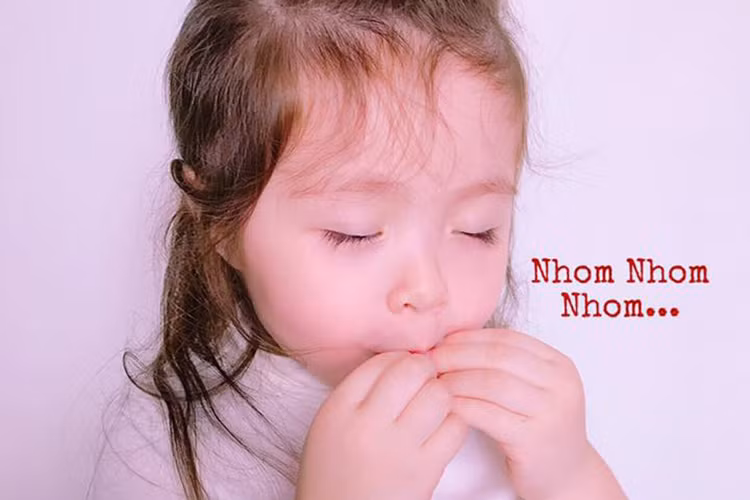 Con gái hot girl Elly Trần biểu cảm đáng yêu khi ăn món yêu thích.