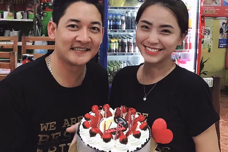 Hải Băng đón sinh nhật bên ông xã Thành Đạt và những người bạn thân thiết trong chuyến du lịch Thái Lan.