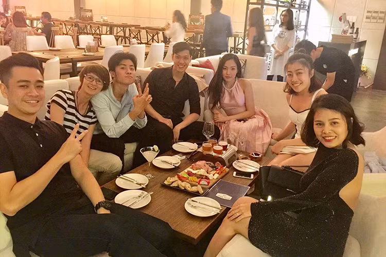 Cặp đôi sao Việt Lý Phương Châu (váy hồng) - Hiền Sến ngày càng dính như sam sau khi công khai chuyện tình cảm.