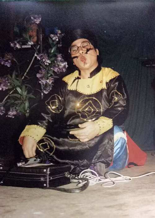 Minh Vượng hóa thân thầy bói mù trong một buổi biểu diễn ở Nga vào tháng 3/1994.