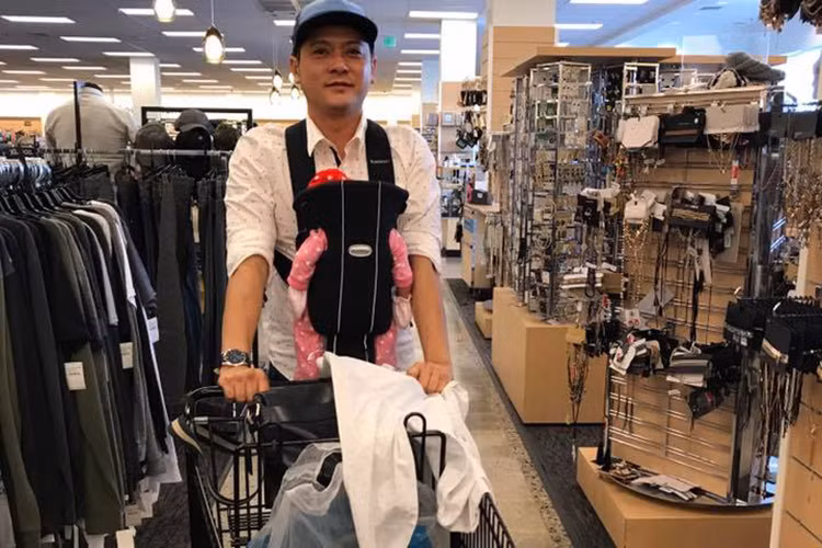 Diễn viên Hoàng Anh địu con gái vừa tròn một tháng tuổi đi mua sắm.