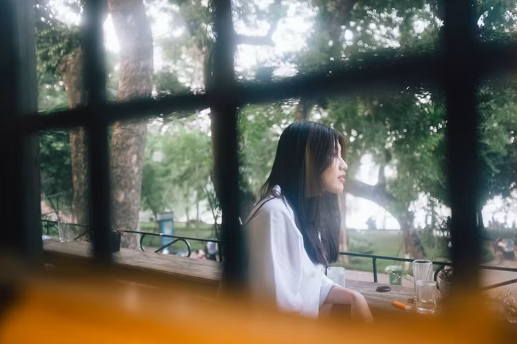 Quỳnh Châu chia sẻ: “Dám yêu dám hận, dám nói dám nhận, sống đúng với suy nghĩ và bản năng của một người con gái. Những điều đặc biệt ấy, còn gì đáng khen hơn nữa đây?”.