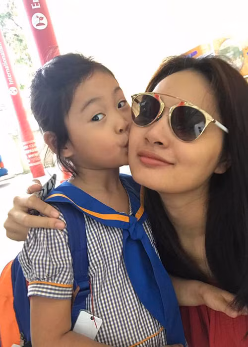 Hoa hậu Hương Giang tiết lộ con gái đầu lòng dù còn nhỏ nhưng đã biết làm điệu trong mọi tình huống.