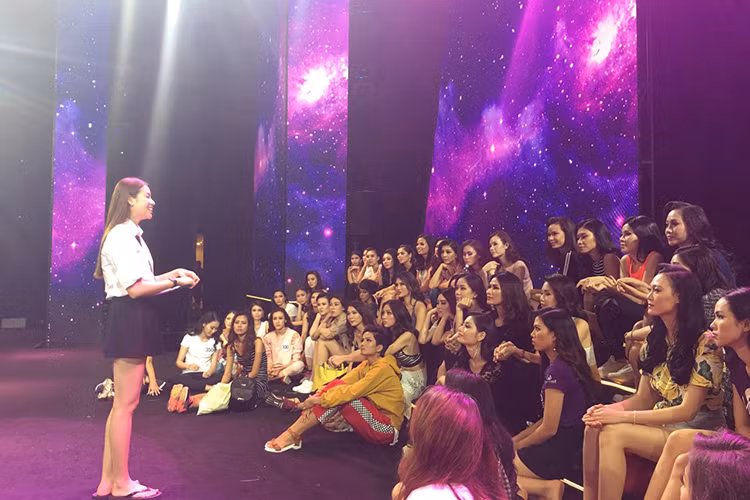 Trong hậu trường tổng duyệt bán kết, Phạm Hương dành thời gian trò chuyện, chia sẻ với các thí sinh về kinh nghiệm thi năm 2015, đồng thời động viên thí sinh.