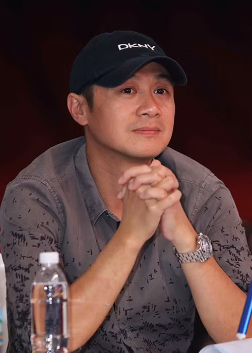 Trong buổi tổng duyệt bán kết, MC Anh Tuấn xuất hiện với phong cách giản dị quen thuộc.