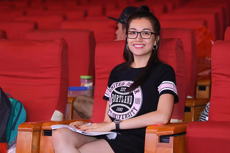 Lệ Hằng trở lại thành phố Nha Trang với tư cách Á hậu 2 cuộc thi Hoa hậu Hoàn vũ Việt Nam 2015 và là MC hậu trường đêm bán kết sắp tới.