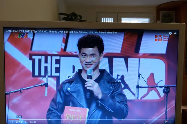 Xuân Bắc than thở: “Dạo này nhiều chuyện đau đầu quá cơ. Đã thế mai trời lại đổi gió, lại đau đầu”.