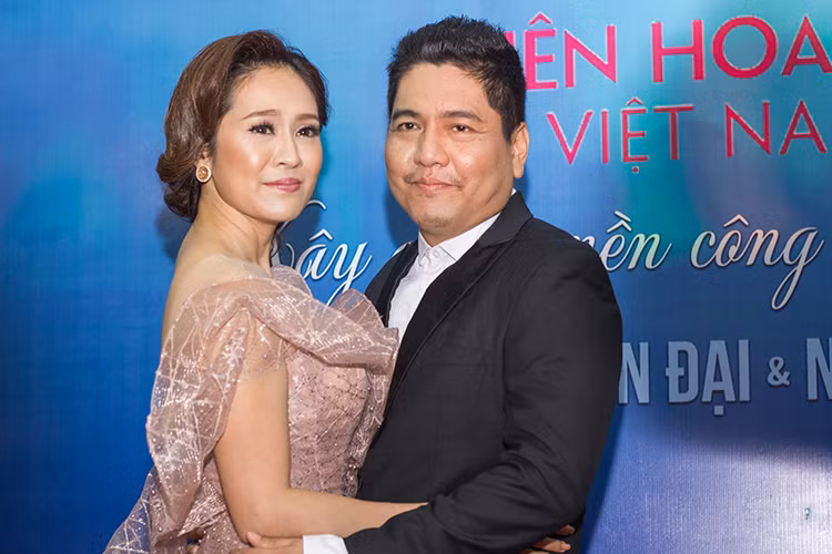 Diễn viên Thanh Thúy tươi rói khi được ông xã Đức Thịnh tháp tùng tham gia lễ bế mạc liên hoan phim.