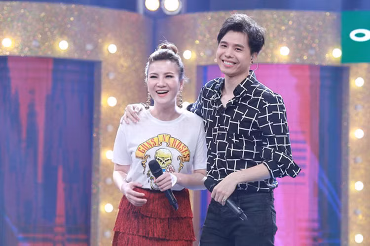 Tháng 6/2013, Yến Nhi và Trịnh Thăng Bình tuyên bố chia tay. Tuy đường ai nấy đi nhưng cả hai vẫn giữ mối quan hệ bạn bè. Trong những lần chạm mặt, cặp tình nhân một thời không ngại dành cho nhau những cử chỉ quan tâm. Ảnh: Vietnamnet