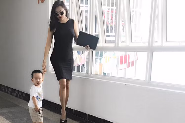 Tháng 1/2017, thông tin Phi Thanh Vân và Bảo Duy ly hôn được người trong cuộc chia sẻ. Sau thời gian dài liên tục tố lẫn nhau, cả hai chính thức đường ai nấy đi vào tháng 3/2017. Sau khi ly hôn, Phi Thanh Vân nuôi con trai Tấn Đức. Ảnh: FBNV