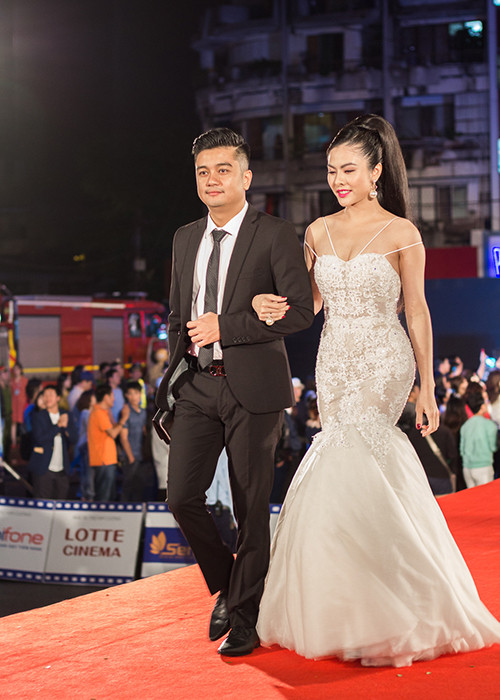 Nữ diễn viên Vân Trang được ông xã tháp tùng khi đến tham dự lễ bế mạc Liên hoan phim Việt Nam.