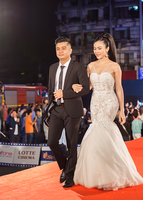 Nữ diễn viên Vân Trang được ông xã tháp tùng khi đến tham dự lễ bế mạc Liên hoan phim Việt Nam.