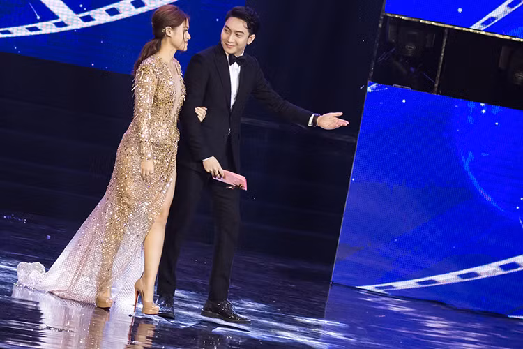 Năm nay, giải Bông sen Bạc cho phim truyện điện ảnh đã thuộc về hai bộ phim “Cô hầu gái” của đạo diễn Derek Nguyễn và “Cha cõng con” của đạo diễn Lương Đình Dũng. Trong ảnh, Ngọc Thanh Tâm và Bê Trần công bố giải Bông sen Bạc cho phim truyện điện ảnh.