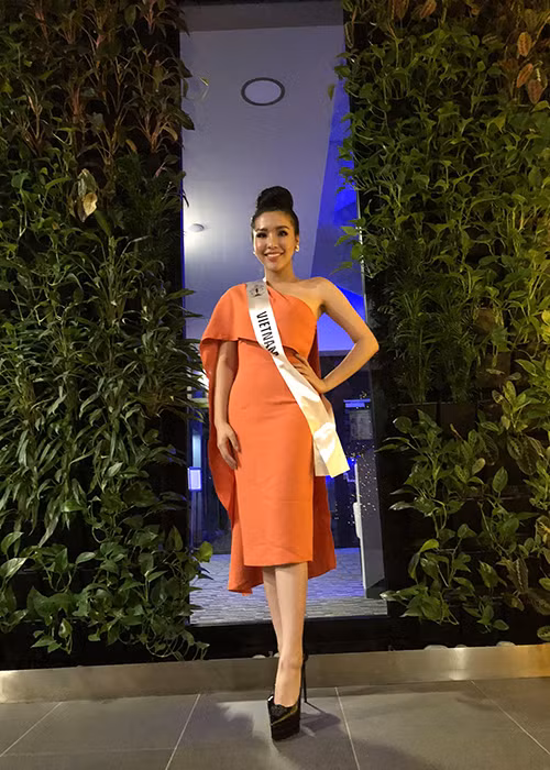 Ngay khi vừa đáp chuyến bay đến Ba Lan, Khánh Phương đã bắt đầu ngay với các hoạt động của cuộc thi. Ảnh: FBNV