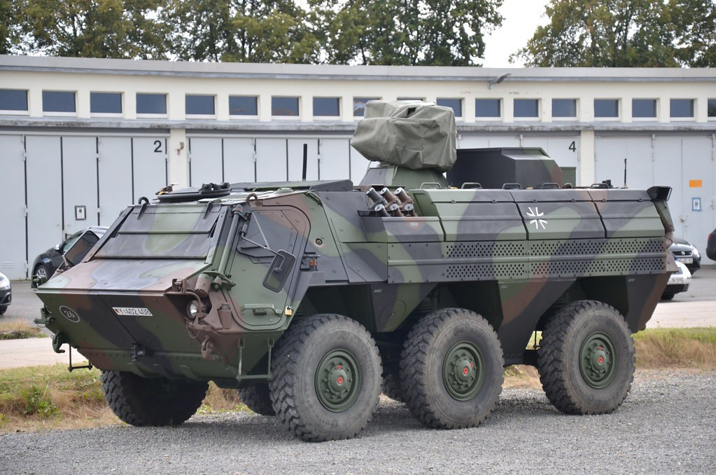 Xe có tổ lái 2 người, trong đó một binh sĩ điều khiển xe và một binh sĩ điều khiển vũ khí. Xe có thể chở tối đa tới 16 binh sĩ với trang bị đầy đủ.