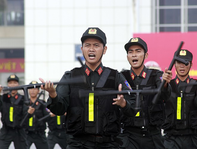  Cảnh sát Cơ động Hà Nội biểu diễn quyền với gậy tonfa 33 động tác.