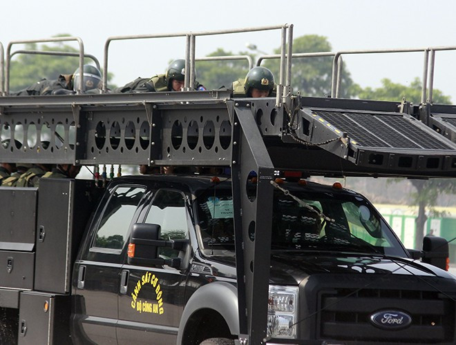 CSCĐ đặc nhiệm nằm trên nóc siêu xe Ford F550 Super Duty chống bạo động.
