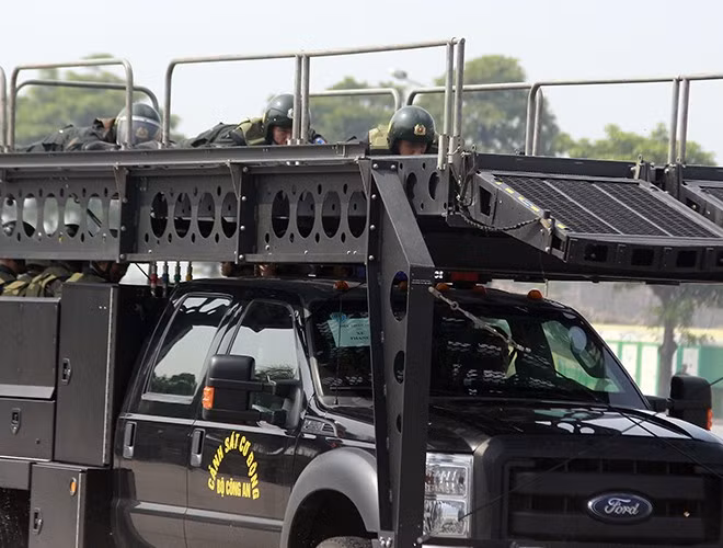 CSCĐ đặc nhiệm nằm trên nóc siêu xe Ford F550 Super Duty chống bạo động.