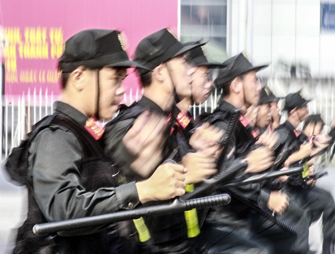 Gậy tonfa không gây chấn thương quá nguy hiểm. Việc trấn áp tội phạm đòi hỏi lực lượng an ninh phải ra đòn mạnh tay, nhưng không được gây ra những thương tích nguy hiểm tính mạng.