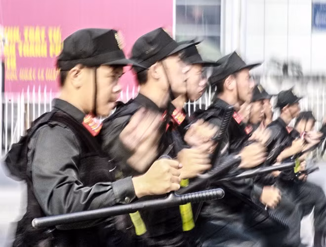 Gậy tonfa không gây chấn thương quá nguy hiểm. Việc trấn áp tội phạm đòi hỏi lực lượng an ninh phải ra đòn mạnh tay, nhưng không được gây ra những thương tích nguy hiểm tính mạng.