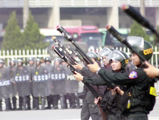 Súng chuyên dụng bắn đạn hơi cay, đạn khói của lực lượng CSCĐ chuyên để giải tán các đám đông gây bạo loạn.