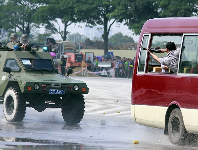 CSCĐ truy đuổi nhóm khủng bố, bắt cóc con tin trong tình huống giả định.