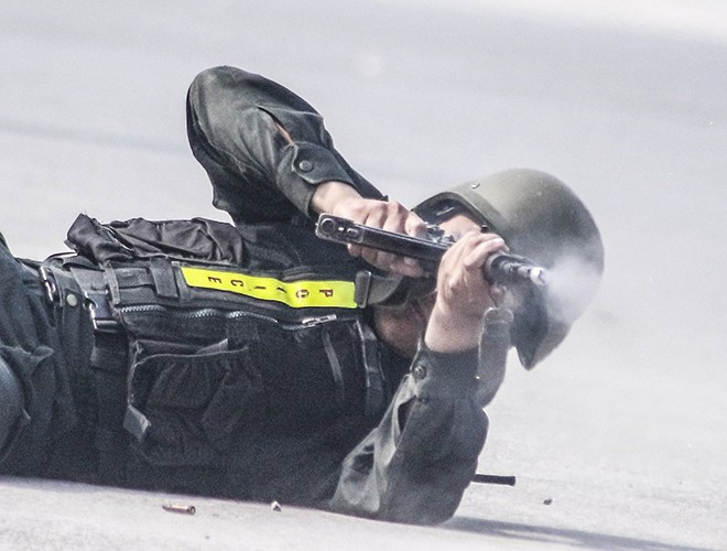 Một tình huống nằm bắn của CSCĐ. Lực lượng CSCĐ đặc biệt tinh nhuệ, có thể bắn súng tốt ở nhiều điều kiện, vị trí khác nhau.