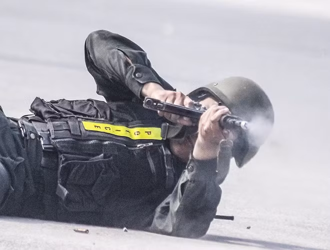 Một tình huống nằm bắn của CSCĐ. Lực lượng CSCĐ đặc biệt tinh nhuệ, có thể bắn súng tốt ở nhiều điều kiện, vị trí khác nhau.