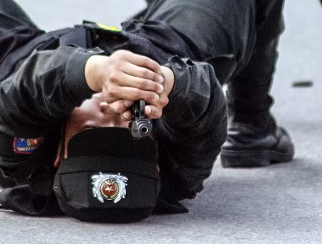 Một pha nằm bắn súng ở tư thế khó của CSCĐ Hà Nội.