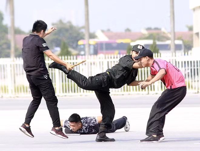 CSCĐ Hà Nội trong tình huống giả định một mình chống lại 3 tên tội phạm.