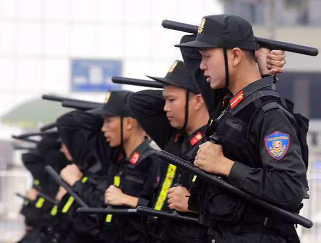 Tonfa có khả năng công thủ toàn diện, có thể gạt, chặn đỡ đòn tấn công (thậm chí bằng vũ khí) của đối thủ và trả đòn nhanh chóng.Tonfa có lối sử dụng tương đối phức tạp, nhưng lại dễ dàng thành tạo các kỹ thuật tối cơ bản.