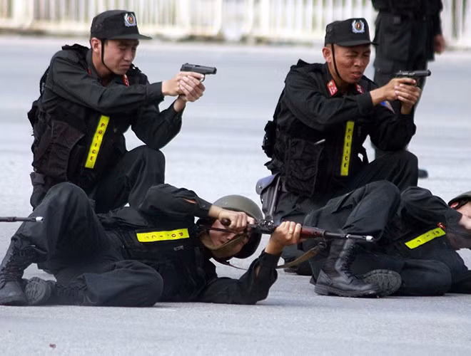 Các kỹ năng chiến đấu được CSCĐ Hà Nội thường xuyên rèn luyện...