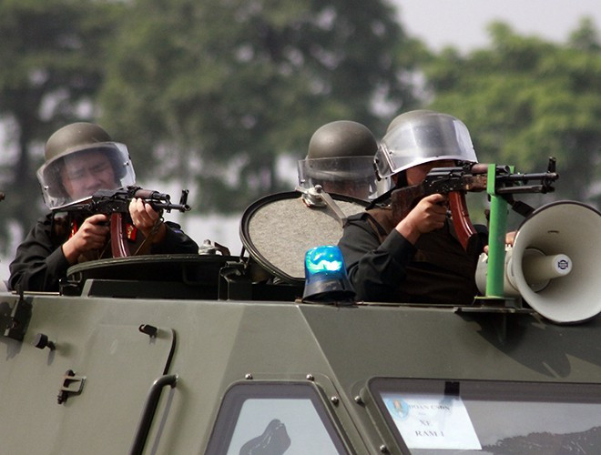 CSCĐ trên xe ram bọc thép.