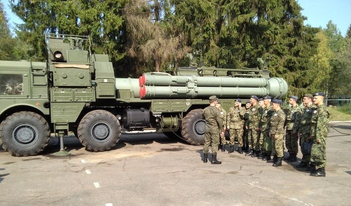 Nhưng mới đây trên các trang quân sự của Nga đã đăng tải hình ảnh về một xe mang phóng tự hành 51P6 của tổ hợp S-400 Triumf mang 4 ống chứa đạn 9M96 tại vị trí của một ống 48N6, cho thấy Matxcơva bắt đầu tái trang bị khả năng đánh thấp cho S-400.