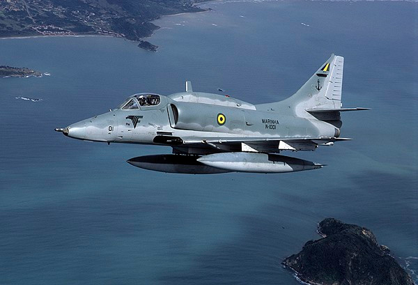 Trong khi diễn tập, bất ngờ chiếc F-15D của Nedivi va chạm một chiếc A-4 khiến chiếc A-4 nổ tung.